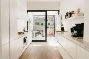 Mellow guesthouse - spacious home for 10 in the city center